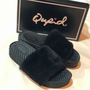 Black FUX FUR slides!